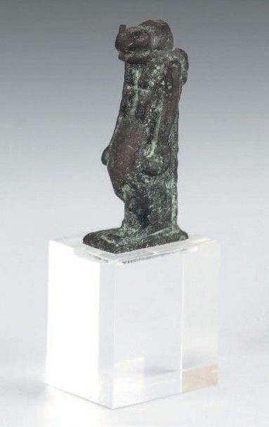 null THOUÉRIS en bronze, représentée debout, marchant.
Égypte, Basse Époque.
Haut.:...