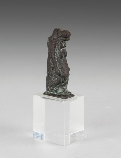 null THOUÉRIS en bronze, représentée debout, marchant.
Égypte, Basse Époque.
Haut.:...