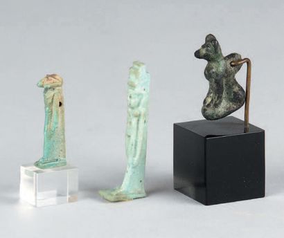 null TROIS AMULETTES Anubis en bronze, Khnoum et Isis en faïence émaillée.
Égypte,...
