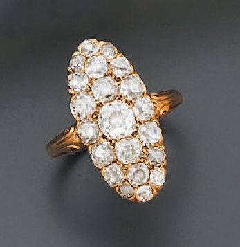 null BAGUE marquise en or 18k pavée de 22 petits diamants décroissants.
XIXe siècle.
Doigt:...