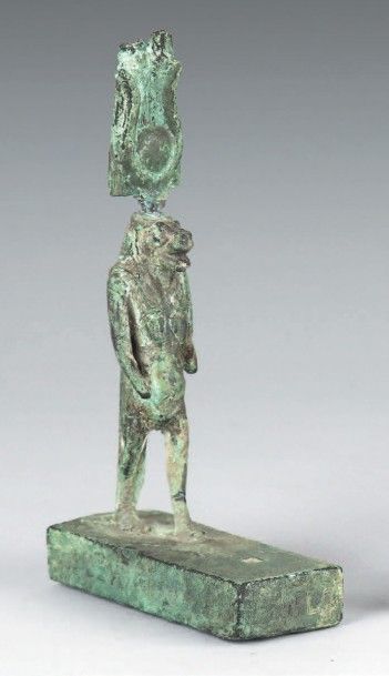 null THOUÉRIS en bronze à patine verte, représentée debout, marchant sur un socle...