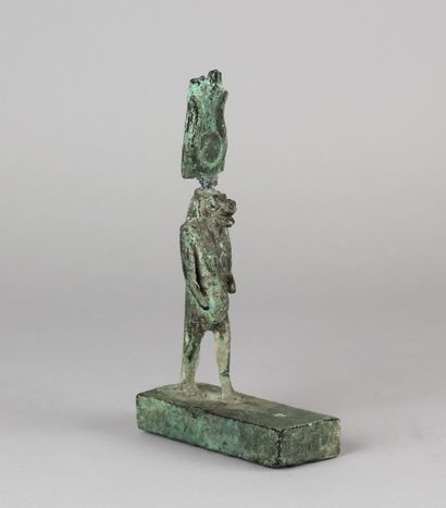 null THOUÉRIS en bronze à patine verte, représentée debout, marchant sur un socle...