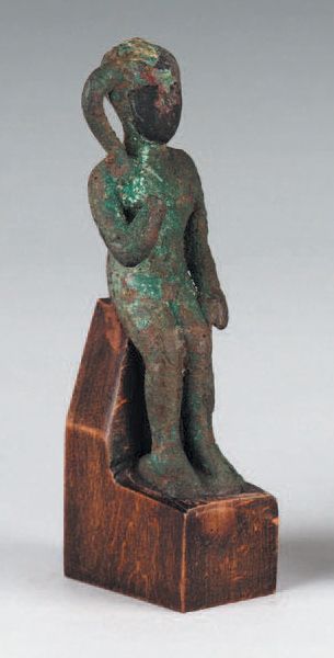 null HARPOCRATE représenté assis, nu, et portant le doigt à la bouche. Bronze.
Égypte,...