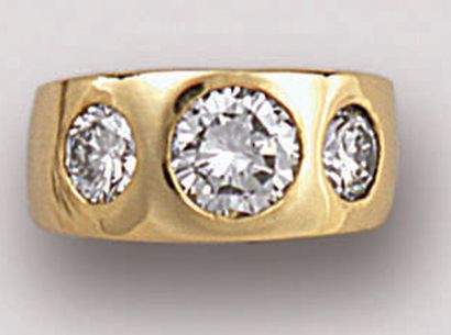 null BAGUE anneau en or uni, sertie clos de trois diamants en ligne, celui du centre...