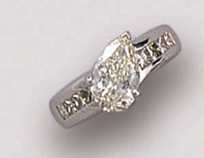 null BAGUE anneau en platine, griffée d'un diamant poire posé de biais, épaulé de...