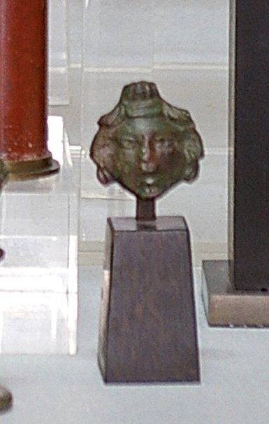 null Masque de Méduse en bronze, flanqué d'un rivet au dos (élément de mobilier)....