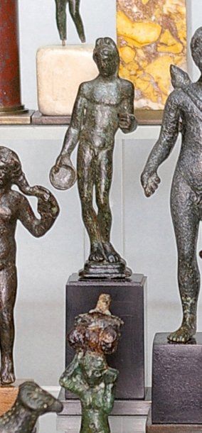 null Apollon en bronze, représenté nu, debout sur une plateforme, légèrement déhanché....