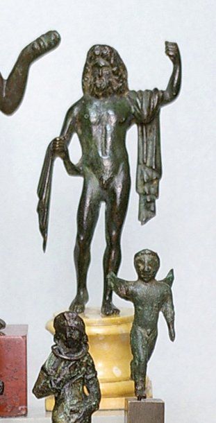 null Jupiter en bronze, représenté nu, debout en appui sur la jambe gauche, portant...