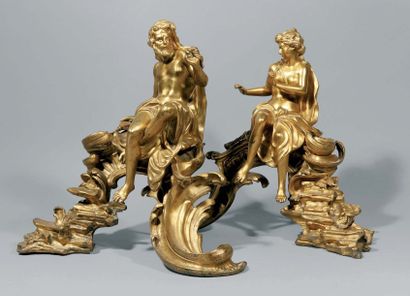 null PAIRE de CHENÊTS en bronze ciselé et doré figurant Vénus et Vulcain assis sur...