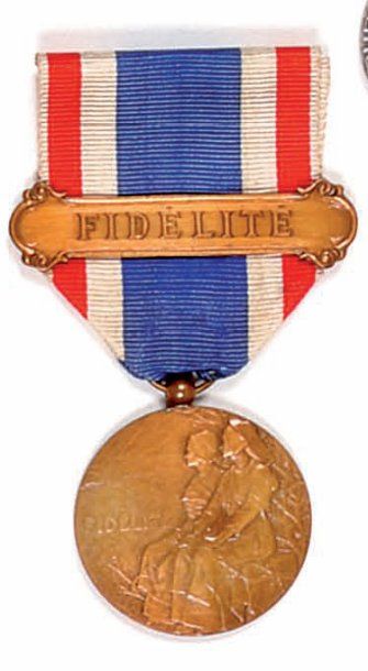 LA GUERRE DE 1914-1918 - DISTINCTIONS OFFICIELLES Médaille de la Fidélité Française...