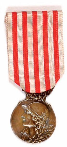 LA GUERRE DE 1914-1918 - DISTINCTIONS OFFICIELLES Médaille Commémorative 1914-1918...