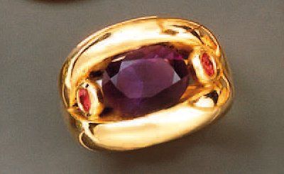 null BAGUE à anneaux bombés croisés en or jaune sertie d'une améthyste ovale facettée...