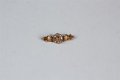 null Broche feuillagée en or 18K (750 °/°°) ornée de pierres du Rhin et petites perles...