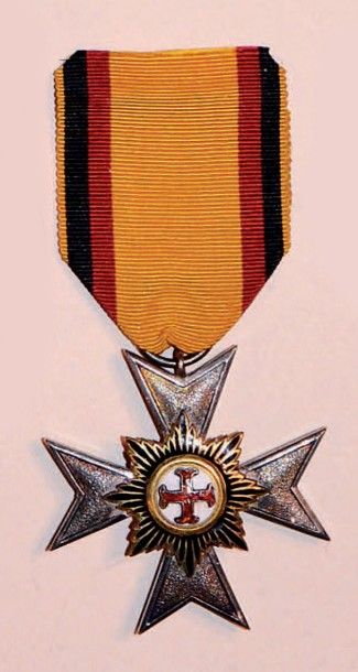 null *Croix du Mérite (1896) Croix de 4ème classe (= chevalier), 43 mm, argent, centres...