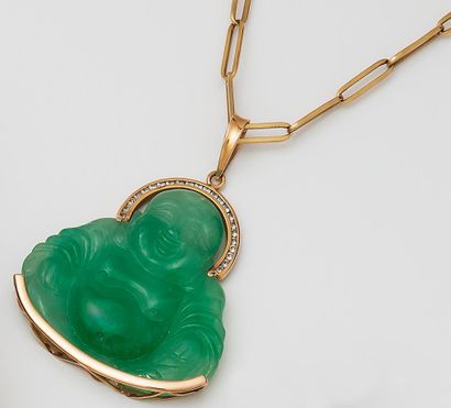 null Pendentif en jade vert sculpté représentant un petit Bouddha souriant, monture...