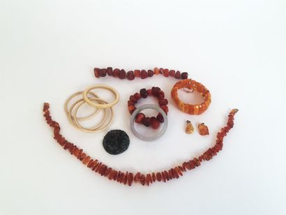 null Lot de bijoux fantaisie composé de quatre bracelets ambre, deux pendentifs,...
