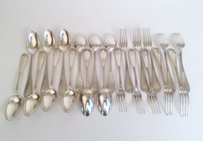 null Douze cuillères et dix fourchettes en argent, modèle à spatule coquille et rang...