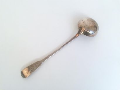 null Louche en argent uniplat, la spatule monogrammée LV
Paris, 1783
Poids : 225...