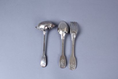 null SÉRIE DE DOUZE COUVERTS de table en argent, modèle filet, les spatules monogrammées...