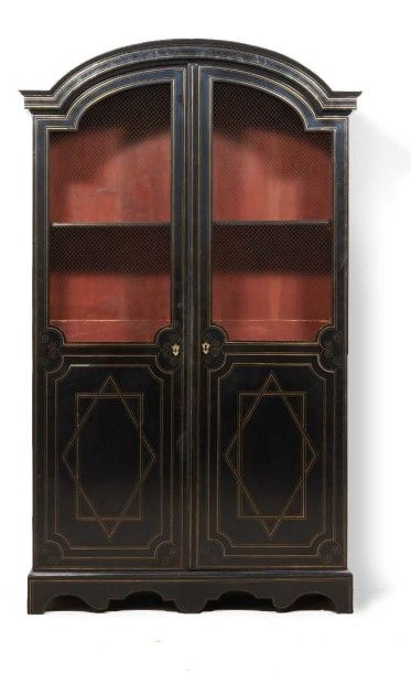 null ARMOIRE en placage d'ébène et filets de laiton, ornée d'un décor géométrique...