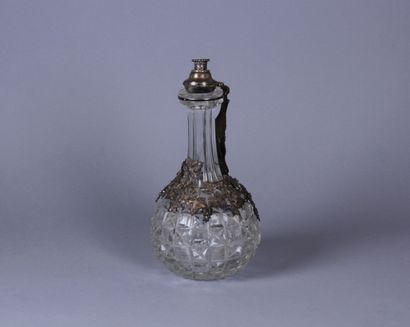 null CARAFE en cristal taillé, monture en argent à décor au repoussé de pampres de...