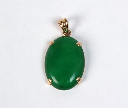null PENDENTIF formé d'un cabochon ovale en jade vert, la monture en or 18k (750...