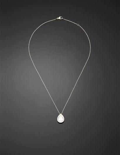 null DE BEERS, modèle AURA.
COLLIER articulé en platine 950 millièmes, retenant en...