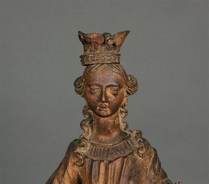 null STATUETTE en chêne décapé de Sainte femme drapée et couronnée. 
Flandres, XVIIe...