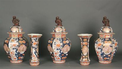 null GARNITURE DE TROIS POTICHES ET DEUX VASES cornets en porcelaine du Japon Imari,...