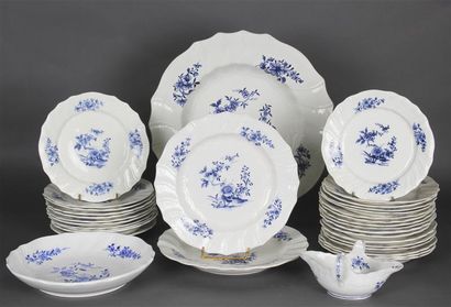 null PARTIE DE SERVICES D'ASSIETTES ET PLATERIE en porcelaine de Tournai à décor...