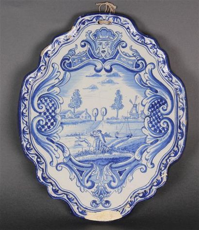 null Petite PLAQUE en faïence de Delft bleu à décor de paysage. 
XIXe siècle
Accidentée
Haut...
