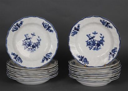 null Quinze ASSIETTES creuses et trois ASSIETTES plates en porcelaine de Tournai...