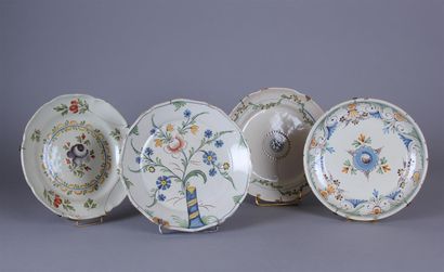 null Quatre ASSIETTES en faïence régionale à décor de fleurs ou guirlandes.
XVIIIe...