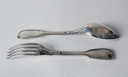 null Grand COUVERT en argent, modèle filets, les spatules gravées des armoiries du...