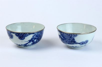 null Deux BOLS sur petit talon en porcelaine blanc bleu à décor de dragon et carpe,...