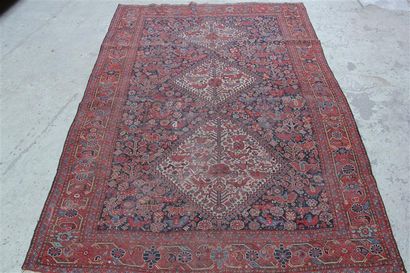 null TAPIS d'Orient à fond bleu nuit et décor de trois losanges décroissants, bordure...