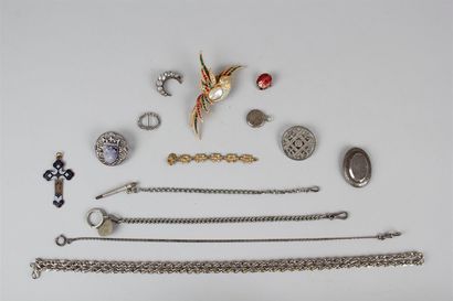 null Lot de bijoux fantaisies comprenant trois chaînes de montres, un pendentifs...