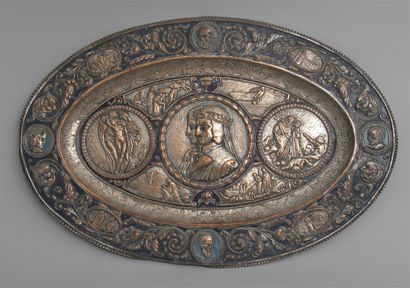 null Grand PLAT décoratif ovale en cuivre repoussé à décor de scènes inspirées de...