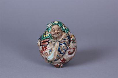 null BRÛLE-PARFUM en porcelaine et biscuit représentant un personnage en kimono.
Japon,...
