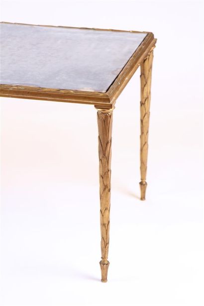 null MAISON BAGUÈS
TABLE BASSE rectangulaire en bronze doré, les pieds et la bordure...