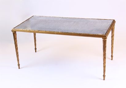 null MAISON BAGUÈS
TABLE BASSE rectangulaire en bronze doré, les pieds et la bordure...