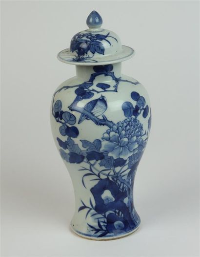null VASE pansu couvert en porcelaine à décor blanc bleu de pivoines et oiseau branché.
Chine,...