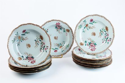 null Suite de quatorze ASSIETTES à bord contours en porcelaine et émaux de la famille...