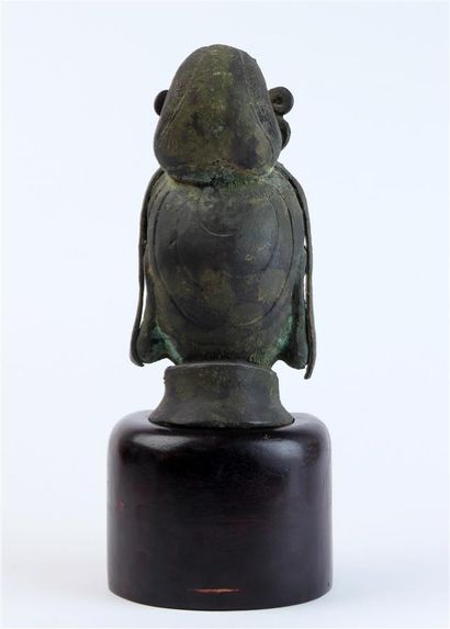 null TÊTE de Guanyin en bronze patiné, socle en bois
Chine, style Ming
Oxydations
Haut.:...