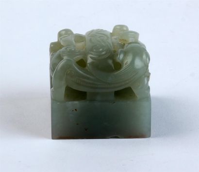 null CACHET en jade blanc finement sculpté d'un dragon, la base calligraphiée.
Chine
Petits...