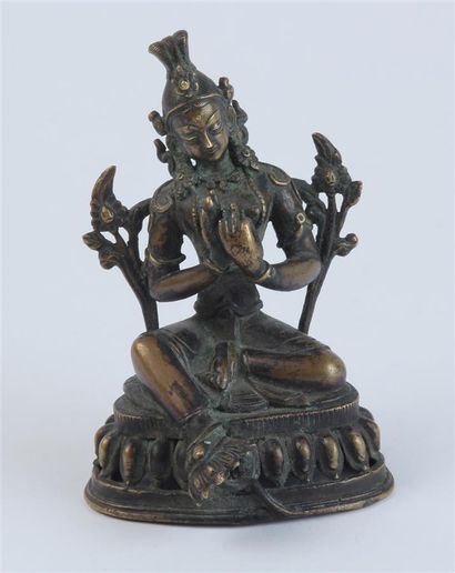 null DIVINITÉ assise en bronze patiné.
Tibet, XVIIIe - XIXe siècle
Haut. 11 cm