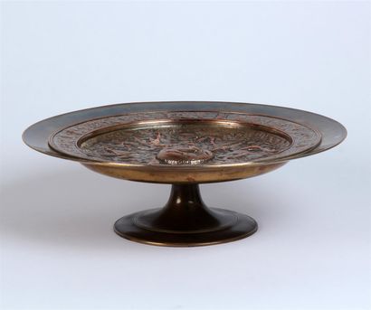 null F. BARBEDIENNE
COUPE ronde sur piédouche en bronze, le plateau à décor en bas-relief...