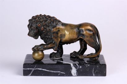 null ÉCOLE ITALIENNE DU XIXe SIÈCLE
Lion, la patte antérieure gauche sur une sphère
Épreuve...