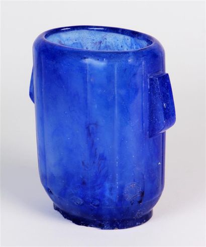 null FRANÇOIS DECORCHEMONT (1880-1971)
VASE ovale en pâte de verre bleue à décor...