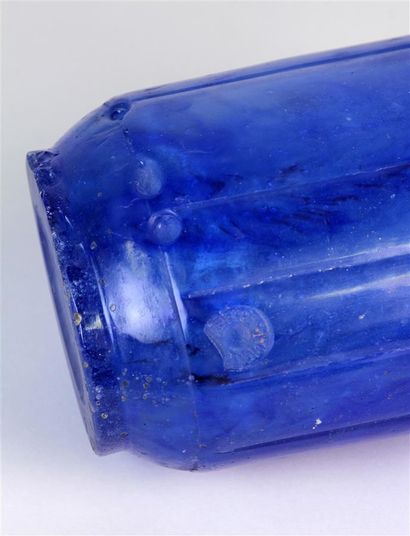 null FRANÇOIS DECORCHEMONT (1880-1971)
VASE ovale en pâte de verre bleue à décor...